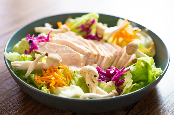 鶏胸肉ヘルシーサラダ【ランチ限定】キッチンさくらの人気メニュー画像